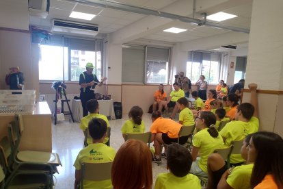 Els usuaris del casal Todos en Azul durant un espectacle.
