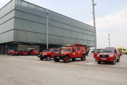 Vehicles de l'UME i de Bombers davant del centre de comandament de l'incendi al pavelló firal de Remolins de Tortosa.