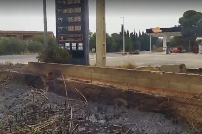 Les flames van arribar a prop de la gasolinera.