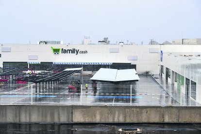 Imagen de ayer del nuevo hipermercado Family Cash, situado junto al barrio de Campclar.