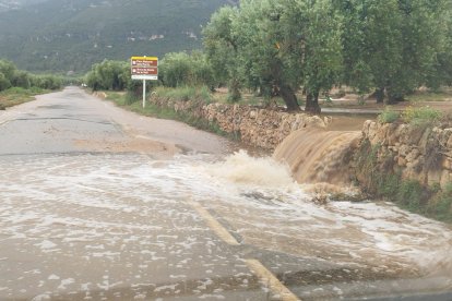 Imatge d'arxiu d'una acumulació d'aigua a la carretera Mas de Barberans