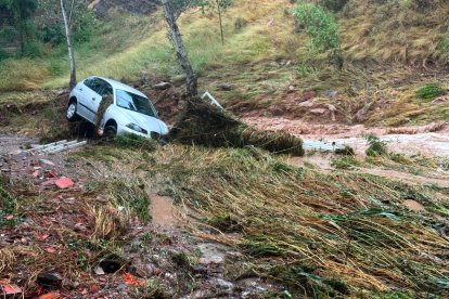 Un cotxe que el riu Cardener ha arrossegat durant el temporal