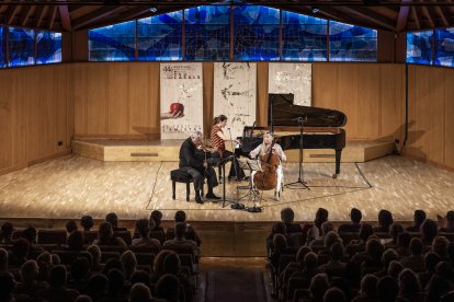 El violinista Jaime Laredo, la pianista Anna Polonsky i la violoncel·lista Sharon Robinson, durant la segona part del concert a l’Auditori Pau Casals, interpretant el Trio ‘Arxiduc’ de Beethoven.