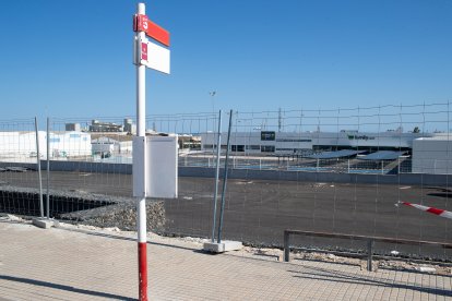 Uno de los requisitos era la implantación de una parada de bus delante del centro comercial
