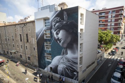 L'obra a la façana posterior de l'edifici de l’IMSST, al carrer Caputxins