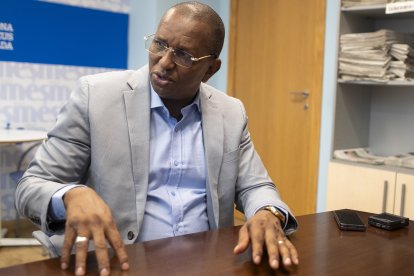 Oury Bailo Diallo a les oficines del Diari Més.