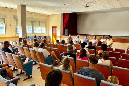 Els alcaldes afectats per l'incendi del Baix Ebre reunits a Paüls amb empresaris del sector turístic de la zona.