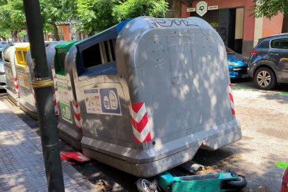 Imagen del patinete debajo del contenedor de papel.