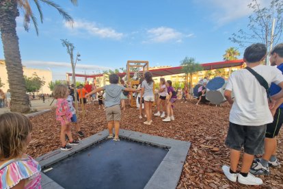 Els nens gaudint de la nova plaça d'Alcover en la seva inauguració.