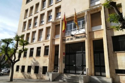 L’acusat hauria intentat desacreditar les famílies denunciants per minimitzar l’impacte de les acusacions.