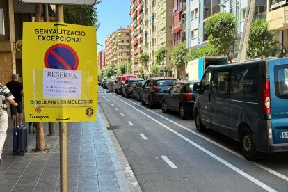 Un cartel alerta de las obras de eliminación del carril bici.