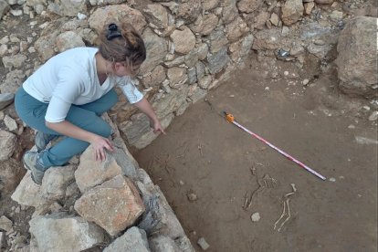 Una arqueóloga muestra uno de los encuentros hechos al yacimiento de Tivenys.