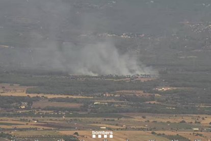 Vista aèria de l'incendi que s'ha declarat entre els Pla de Santa Maria i Santes Creus.