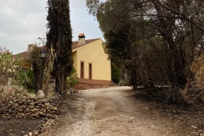 Imagen del entorno de La Kolina Casa Rural después del incendio que afectó al Baix Ebre.