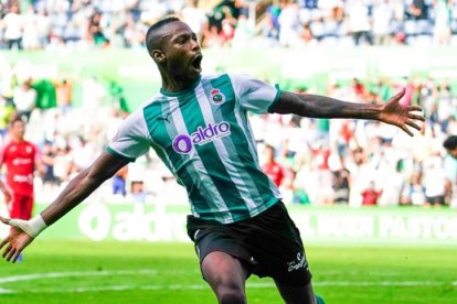 Cedric celebrando un gol con el Racing de Santander.