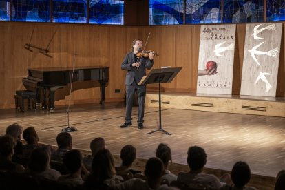El violinista alemany Christian Tetzlaff, durant el recital en solitari ofert divendres al vespre a l’Auditori Pau Casals del Vendrell.