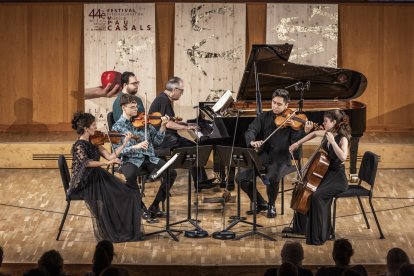 El quintet encapçalat per Alexander Lonquich interpretant l’obra de Dvořák, a l’Auditori Pau Casals. El concert va incloure també obres de Haydn i Mendelssohn.