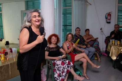 Cristina Pérez, durante la milonga de despedida, rodeada de amigos y milongueros habituales.