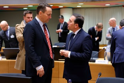 El ministro de Asuntos Exteriores del gobierno español, José Manuel Albares, conversando con su homólogo polaco, Radoslaw Sikorski.