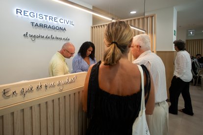 Imatge de la taula d’informació a l’entrada del renovat Registre Civil de Tarragona.