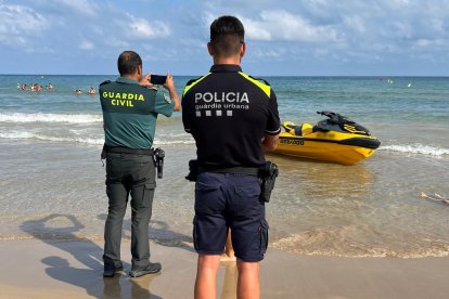 Un instant de l'operatiu policial per controlar els conductors de motos d'aigua.