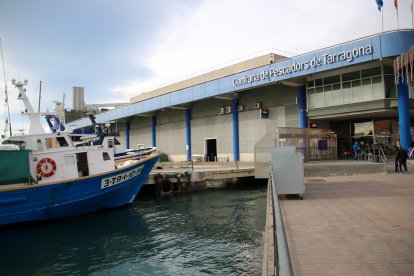 Una embarcació amarrada al port de Tarragona, just davant de la Confraria tarragonina.