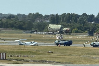 Imatge de l’avioneta envoltada de vehicles d’emergència a l’Aeroport de Birmingham.