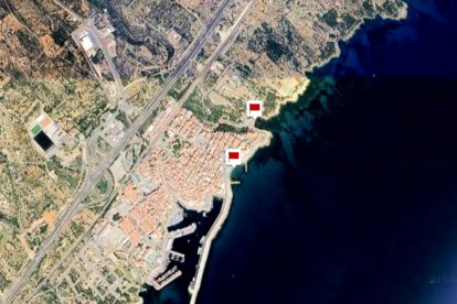 Pla aeri de Protecció Civil amb l'avís amb banderes roges de tancament de platges a l'Ametlla de Mar.