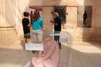 Pere, Gabriel y Lori, tres jóvenes de Corbera d'Ebre, escuchan las explicaciones de comisario de la Bienal de Arte de Corbera d'Ebre, Josep Canyadas