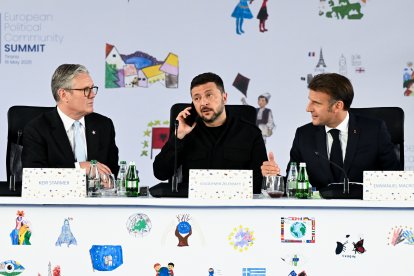 El presidente de Ucrania, Volodímir Zelenski, habla por teléfono al lado del primer ministro del Reino Unido, Keir Starmer, y del presidente de Francia, Emmanuel Macron