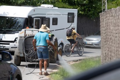 Es recurrente que el camino del Castillo de Tamarit esté saturado de vehículos en verano y haya problemas para circular.