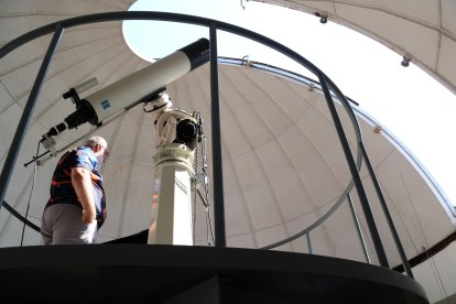 Un investigador del Observatorio del Ebro haciendo las fotografías diarias al sol con el telescopio Zeiss.