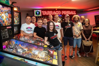 La presidenta de la Asociación Tarraco Pinball, Esther Montero, con algunos de sus socios.