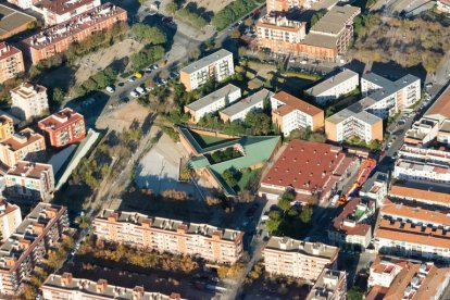 Imagen aérea del barrio de Torreforta, con el centro cívico y el mercado municipal en el centro.