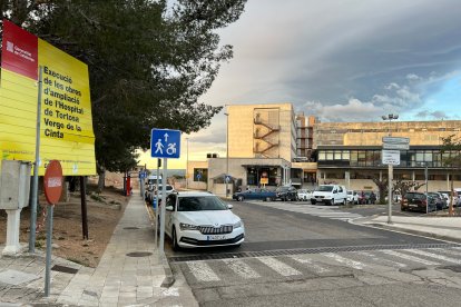 Cartell de le sobres d'ampliació davant de l'actual entrada per consultes de l'HTVC.