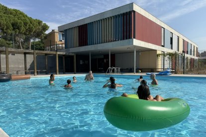 Famílies gaudint de la piscina de la casa de colònies Artur Martorell de Calafell.