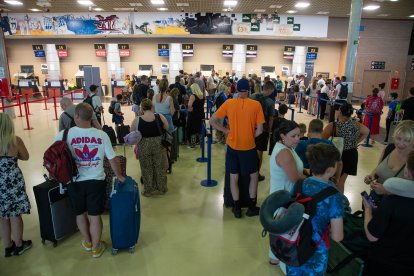 Cua de gent esperant per facturar el seu equipatge a l’Aeroport de Reus.