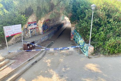 Imagen del paso que da acceso a la playa Llarga cortado.