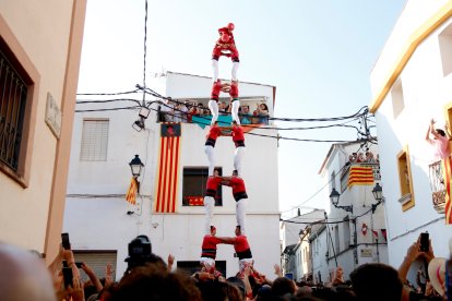 2 de 8 sense folre carregat de la Colla Joves Xiquets de Valls a la diada de la Mare de Déu d'Agost de la Bisbal del Penedès