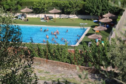 Imagen de decenas de personas en la piscina de Paüls, abierta gratuitamente por la ola de calor