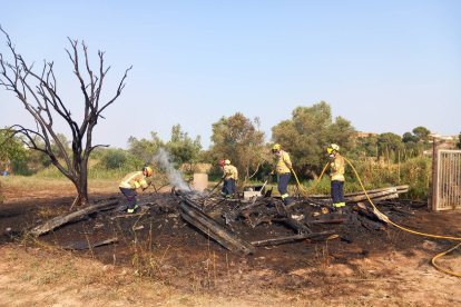 Imatge dels Bombers de la Generalitat apagant el foc a Garidells