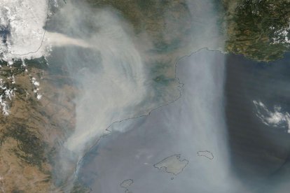 Imagen del satélite del humo en altura en Cataluña.