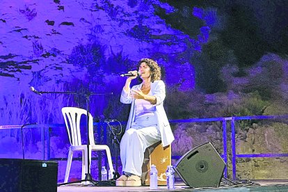 L’artista Elena Gadel va encetar la programació del Festival Roca Foradada amb un concert al Port de Torredembarra el divendres 1 d’agost.