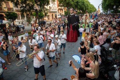 La Rambla Nova va ser el punt d’inici de la cercavila de la X Trobada de Gegants i Nanos.