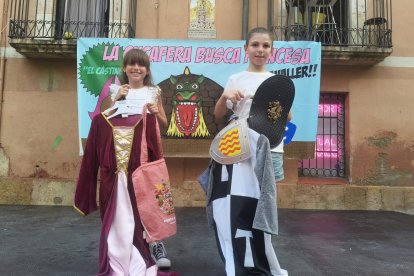 María Torguet y Aritz París, después de ser proclamados princesa y caballero de La Cucafera 2025.