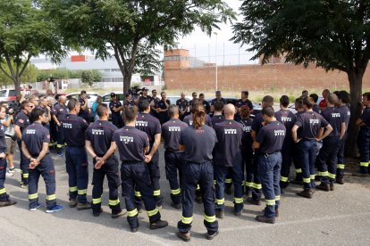 Reunió informativa al parc de Bombers de Lleida abans de marxar cap als incendis de l'oest de la península.