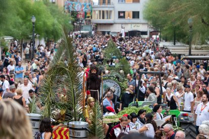 La recuperada Carrossa del Sant en una plaça de la Font abarrotada de persones per l’arribada de l’aigua miraculosa.