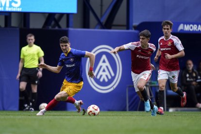 Christos Almpanis perseguit per Marc Montalvo durant el duel contra el Nàstic del curs passat.