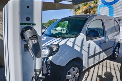 Un vehículo eléctrico de Aigüesde Reus, siendo recargado en un punto habilitado.
