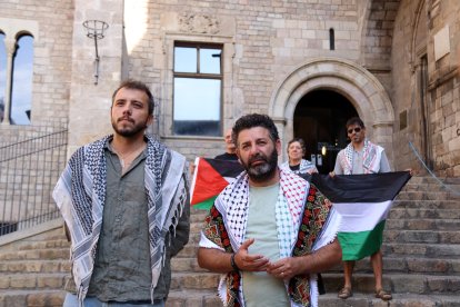 Thiago Ávila i Saif Abukeshek, coordinadores de Global Movement tono Gaza, antes de atender los medios en la plaza del Rei.